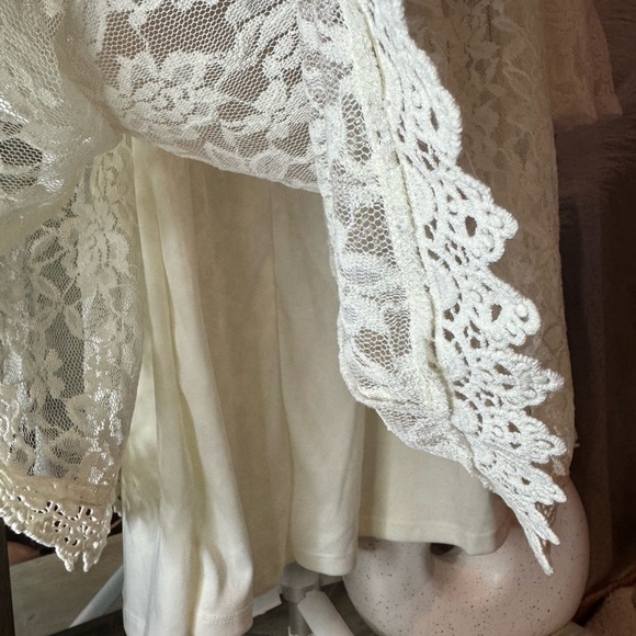 Elegant Lace Cream Dress - Picture 6 of 9